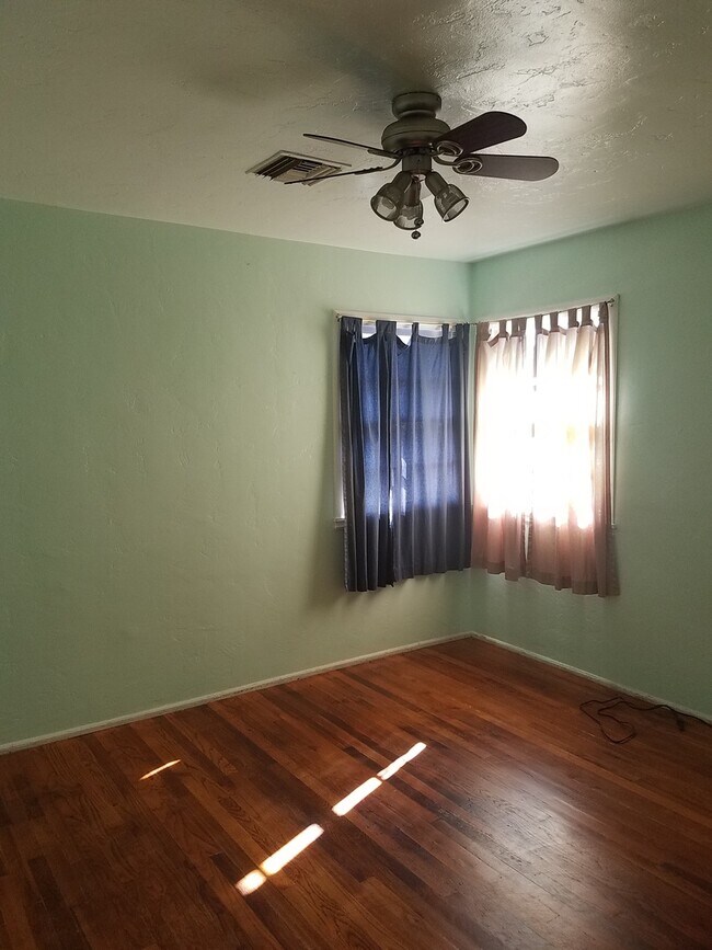 Building Photo - 3+ Bed House UTILITIES PAID BY LANDLORD