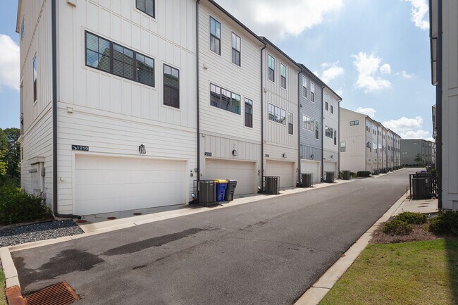 Building Photo - Stylish End-Unit Townhome Minutes From Gra...