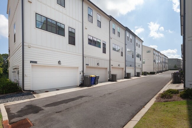 Building Photo - Stylish Townhome Minutes From Grant Park a...