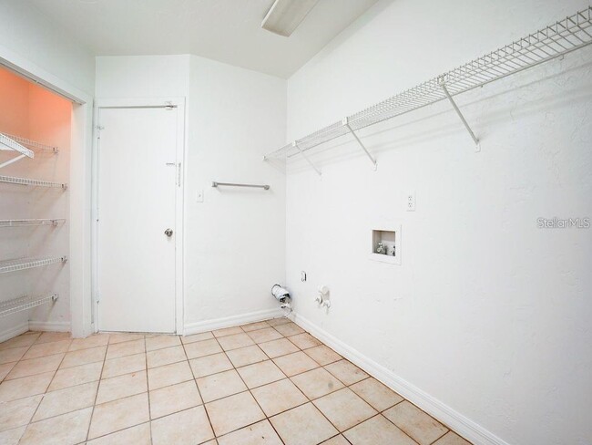 Building Photo - 5 N Lakeview Dr