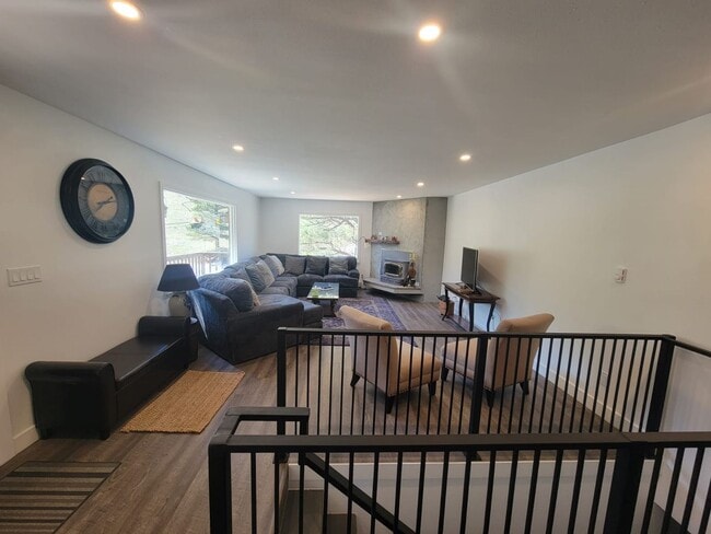 Building Photo - Spacious 4-bedroom + study home; Includes Hot tub and Pool Table - Avail. Now!