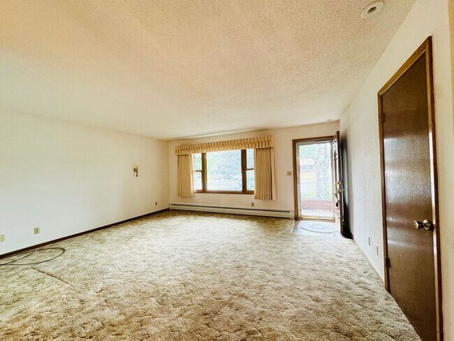 Building Photo - 4 Bedroom - 2 Bath Ranch Style Home with 2...