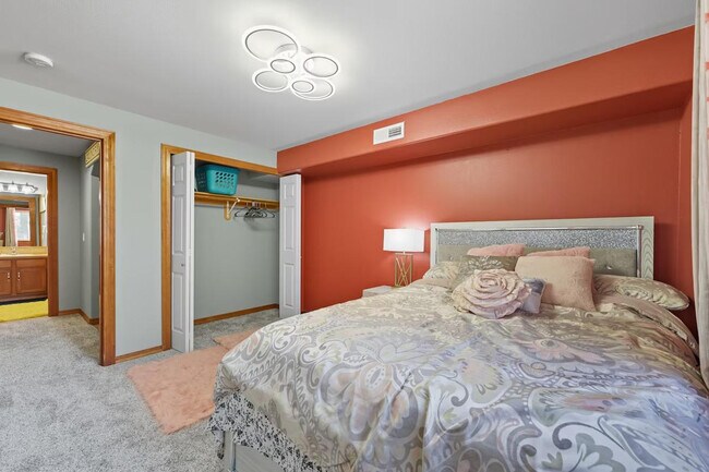 Building Photo - 355 Cindy Rd