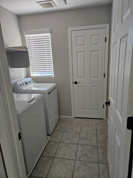 Building Photo - 646 W Calle Espadero