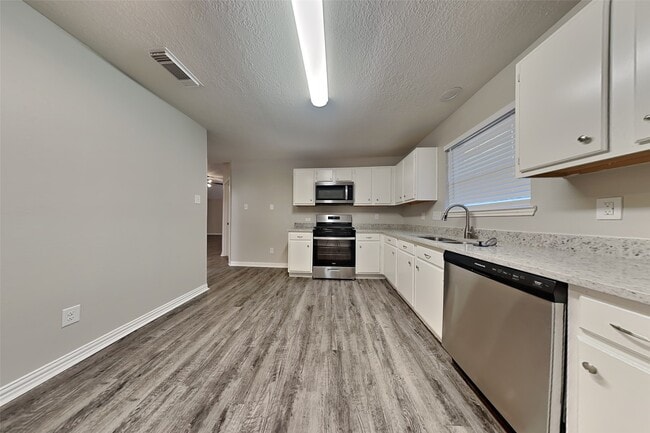 Building Photo - 18623 Singing Woods Dr