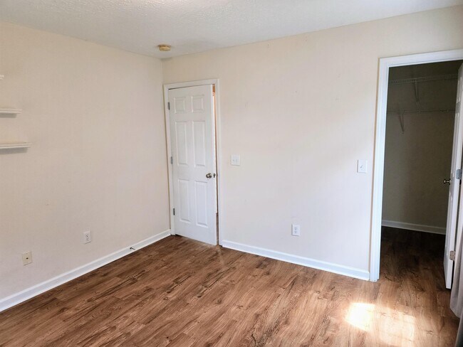 Building Photo - 324 Rose Bud Ln