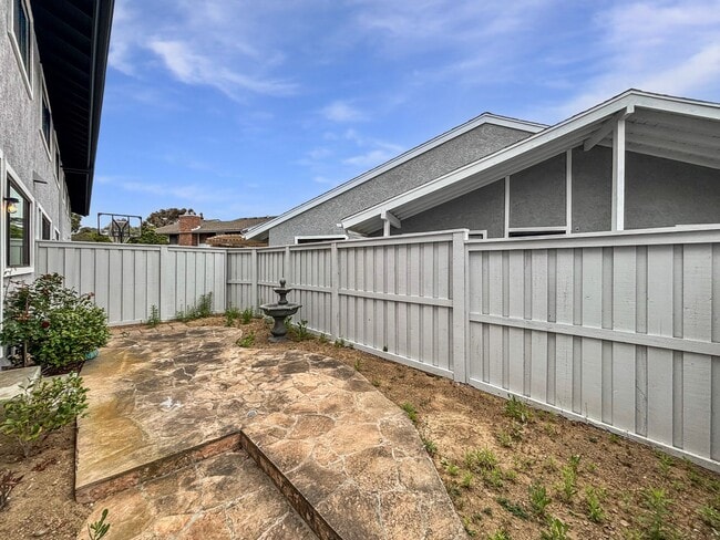 Building Photo - Spacious 3BD/2.5BA Townhouse in La Jolla W...