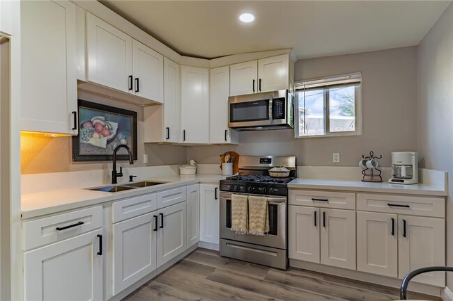 Building Photo - 1649 Crestview Ave