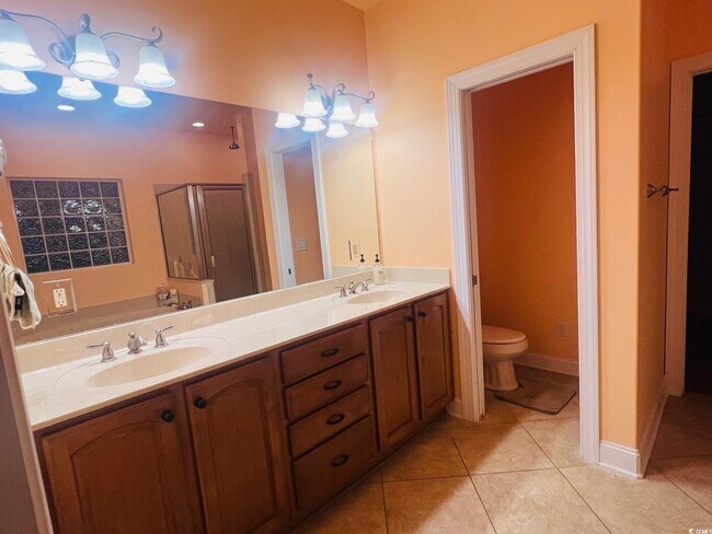 Building Photo - 584 Summerhill Dr