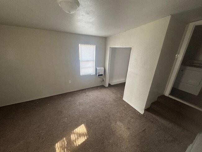 Building Photo - 2 bedroom, 1 bath