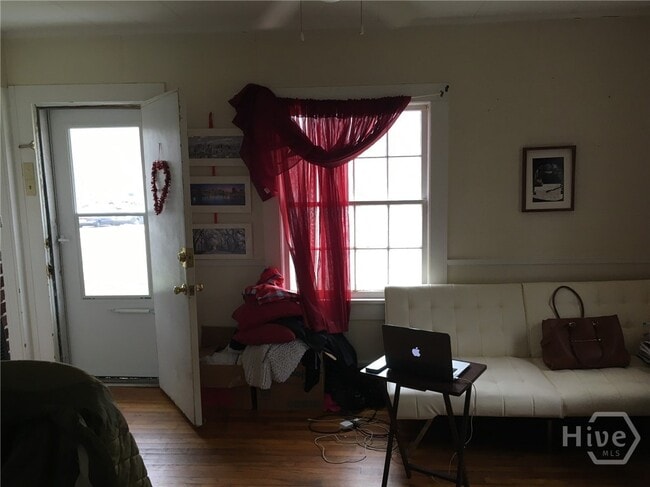 Building Photo - 880 Sunset Dr