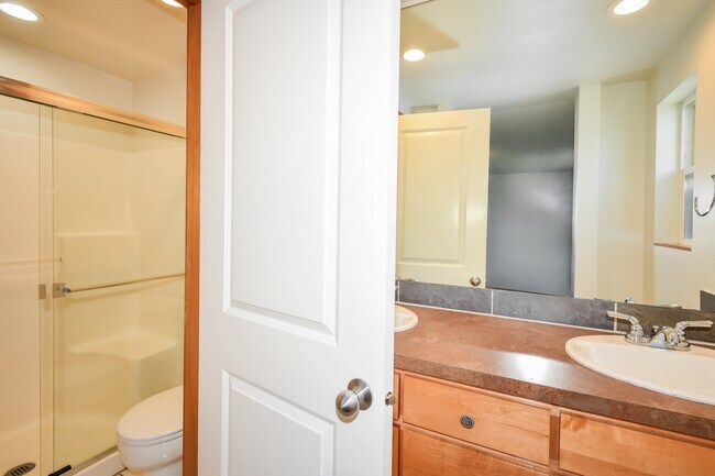Building Photo - 3BR/3.5BA Craftsman Townhome w/ 2-Car Garage in Prime Seattle Location