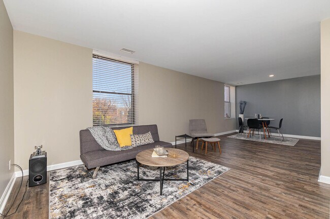 Building Photo - 323 E 2nd St