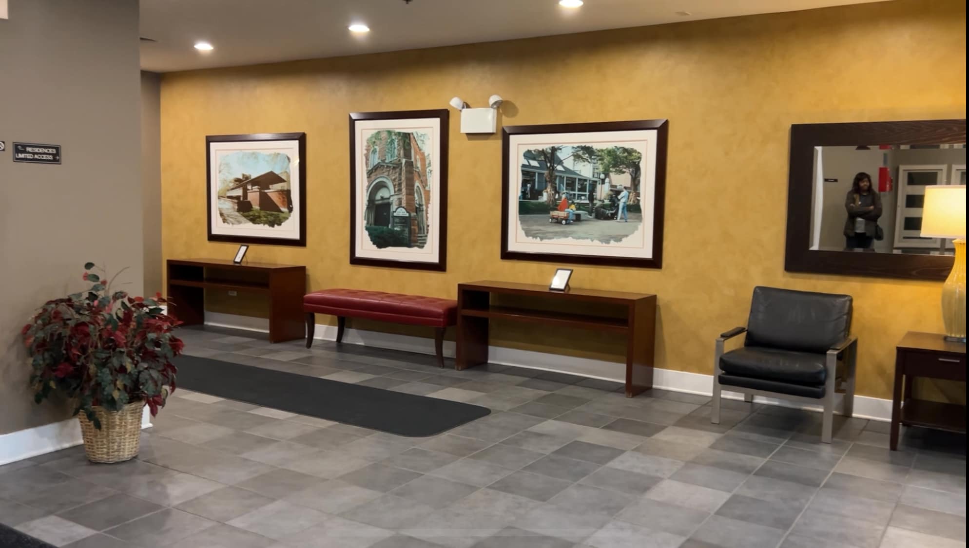 Building Photo - 1000 E 53rd St