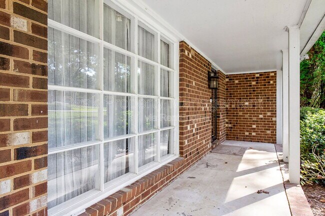 Building Photo - 2353 Shoreham Dr