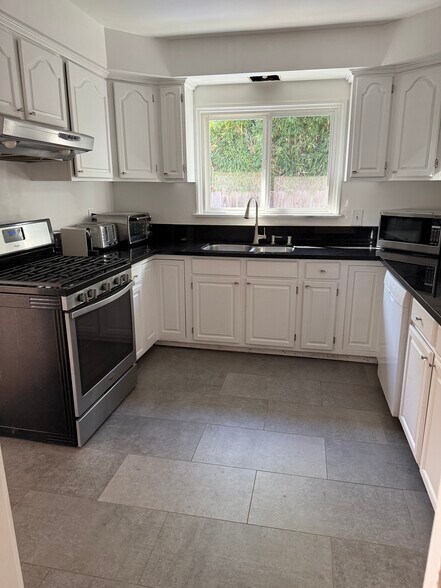 Kitchen - 1221 S Curson Ave