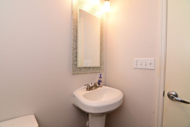 Building Photo - 1319 Francis Ave