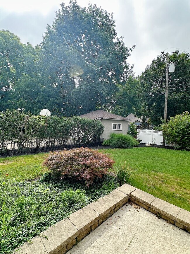 Building Photo - Charming Furnished 3BR/2BA Duplex in Histo...