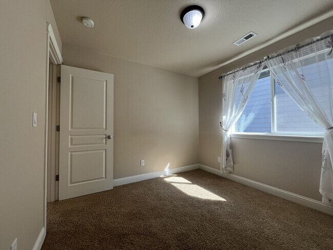 Building Photo - Beautiful 5 Bedroom Home + Office with Grand Entry, Gourmet Kitchen & Private Backyard