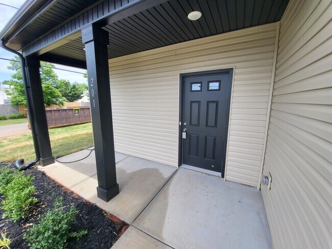 Building Photo - 201 King Rd