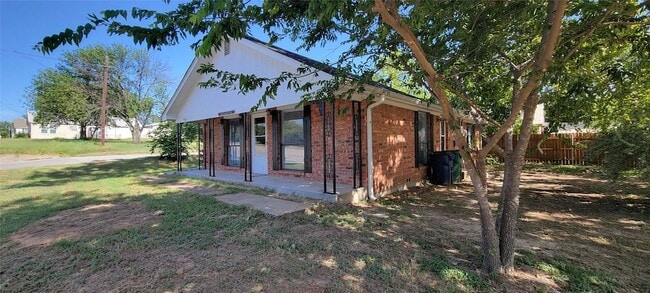 Building Photo - 306 W Hale Ave