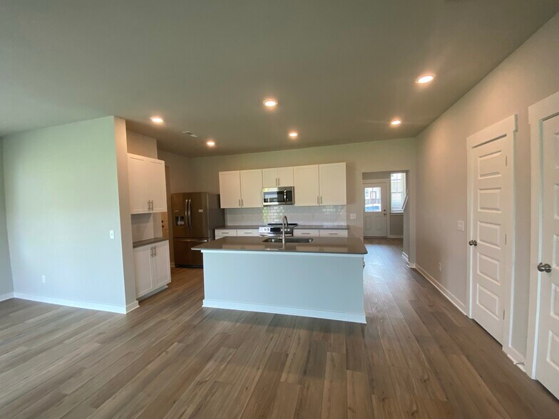 Building Photo - 3115 Lamond Dr