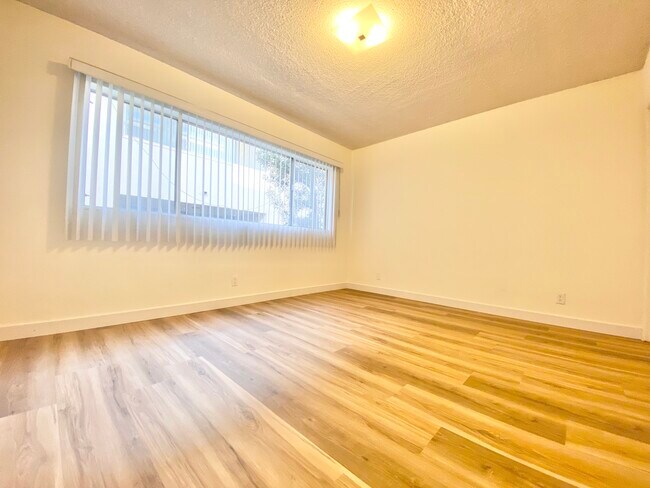 Building Photo - 11924 Montana Ave Los Angeles, CA 90049