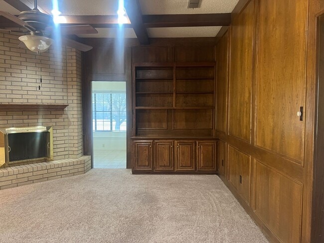 Building Photo - 3 bed 2 bath 2 car garage