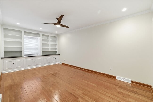 Building Photo - 709 Clyde St