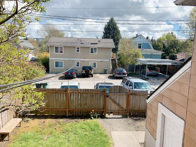 Building Photo - 1212 N Garden St