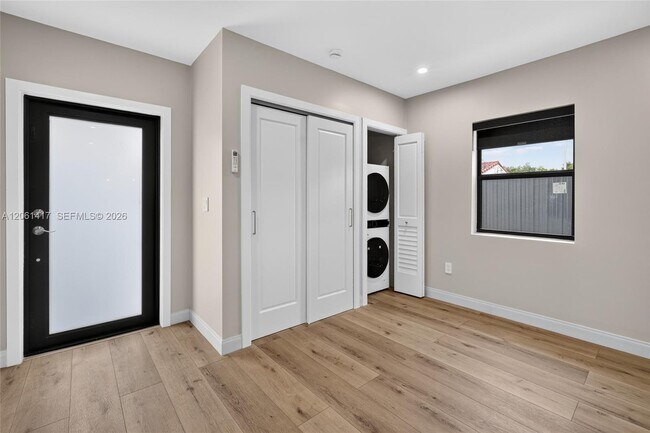 Building Photo - 1011 NW 30th Ct