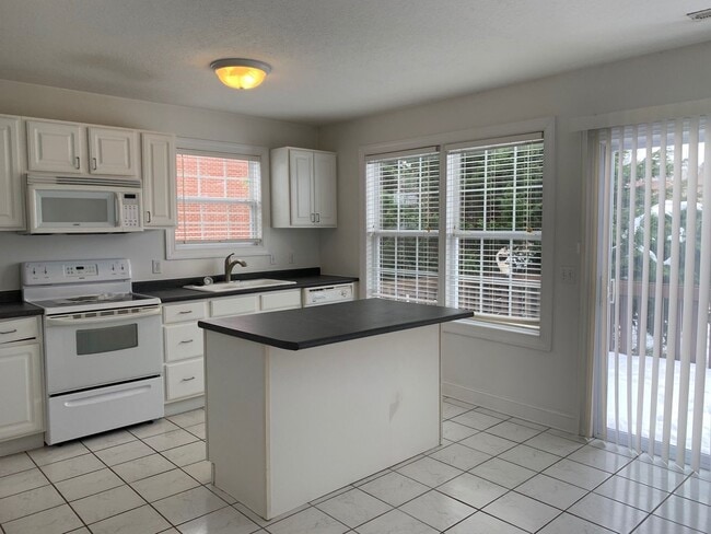 Building Photo - * RE-RENTAL AVAILABLE ON 8/17/26 * 3 Bedroom 2.5 Bath End Unit Townhouse