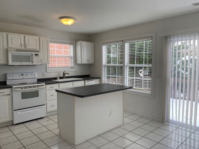 Building Photo - 190 Willow Oak Dr NW