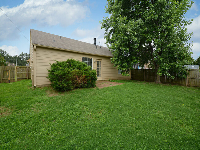 Building Photo - 3 bed, 2 bath near Shelby Farms