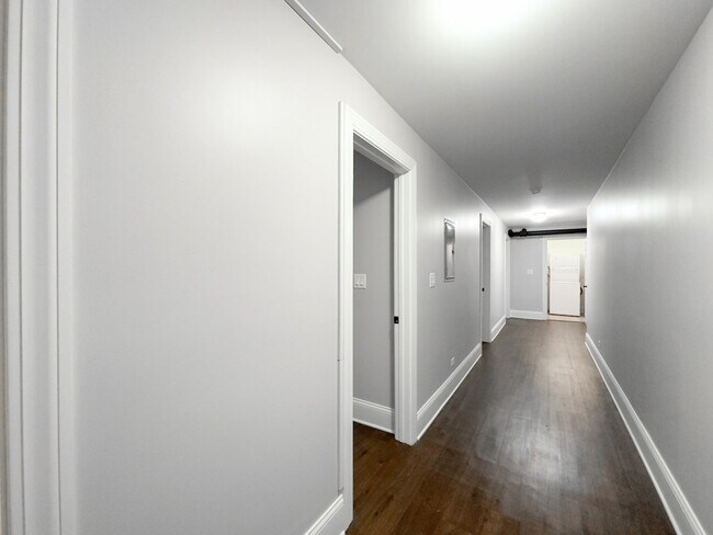 Building Photo - 936 E 52nd St