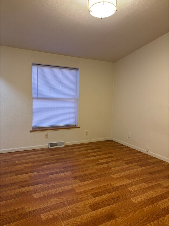 Building Photo - 007