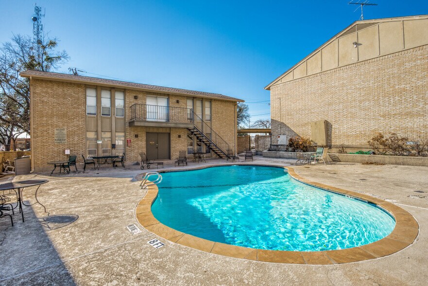 Building Photo - 5808 Sandhurst Ln