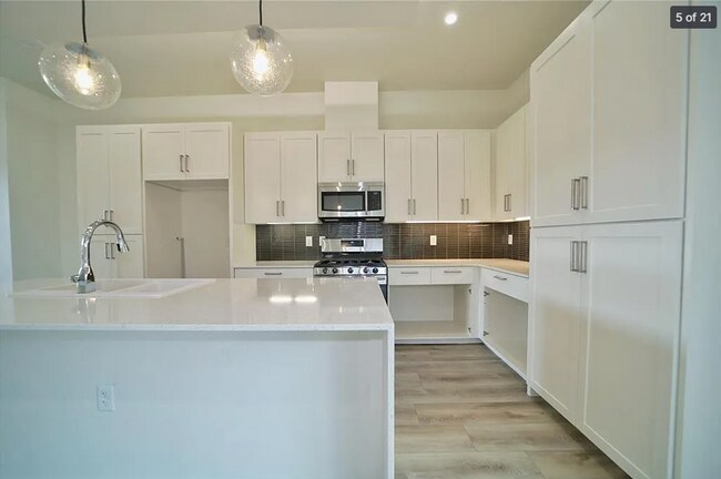 Building Photo - 313 College Ave