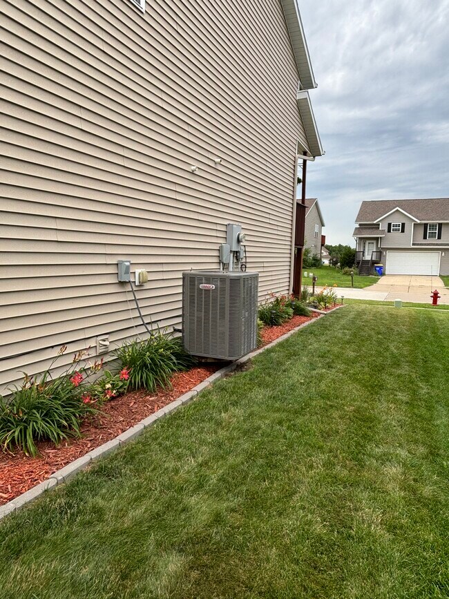 Building Photo - 1552 Deerfield Dr