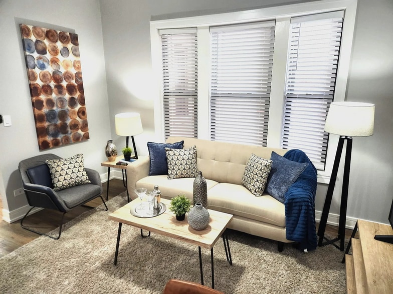 Building Photo - 3844 N Wilton Ave