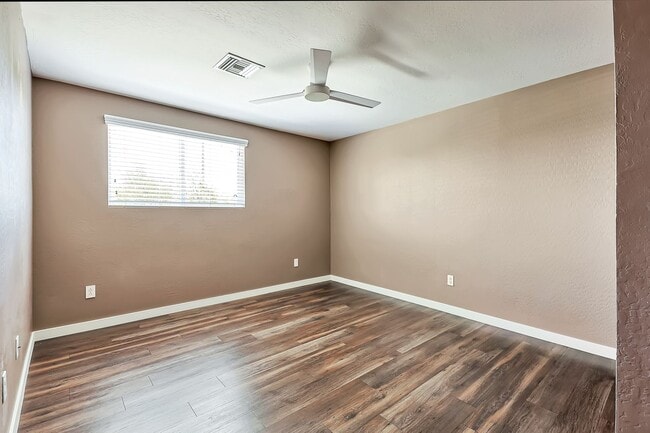 Building Photo - Large 6 Bedroom near Broadway & Rural!  POOL WITH SWIM UP BAR!