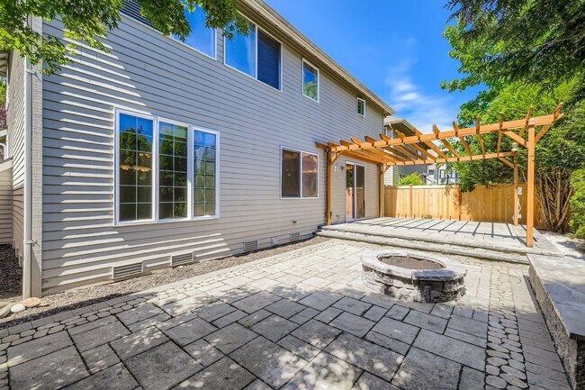Building Photo - 4Bd/3.5Ba Sammamish House