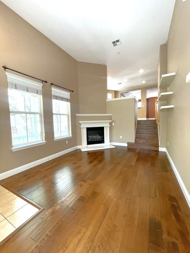 Building Photo - Stunning 3 Bedroom 2.5 Bath Town Home in p...