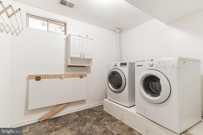 Building Photo - 9 Sharon Ln