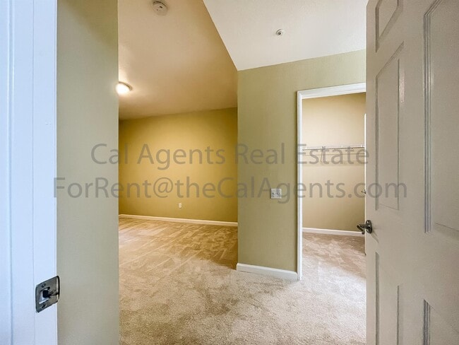 Building Photo - 260 Caldecott Ln