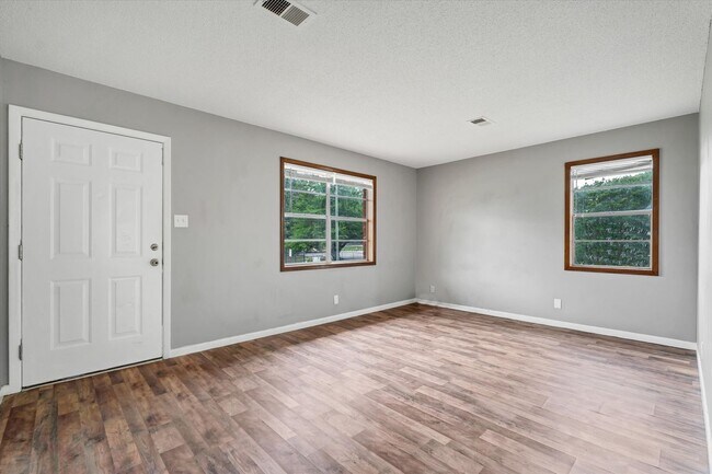 Building Photo - 3 Bedroom Home Across from JHS