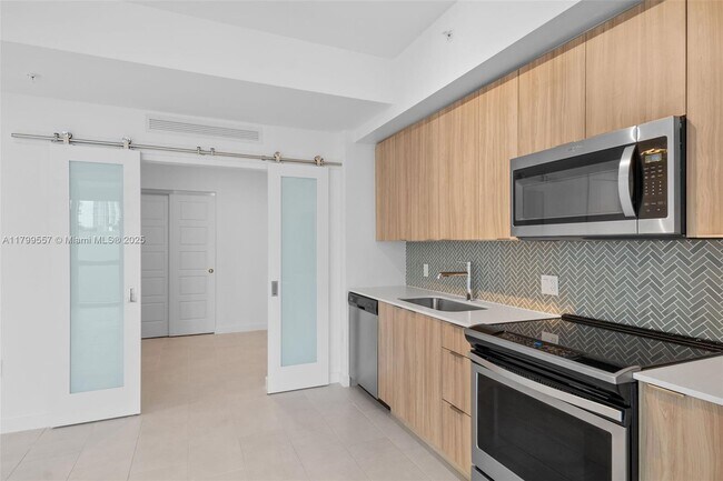 Building Photo - 2150 N Bayshore Dr