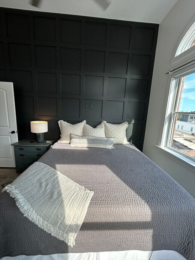 Building Photo - Beautifully Furnished 1/1 Apartment in Downtown Broad St.- $2,350