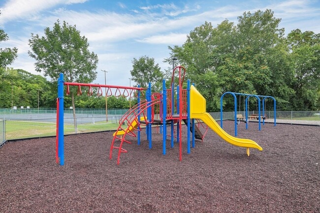 Building Photo - 4001 Whispering Hills Dr