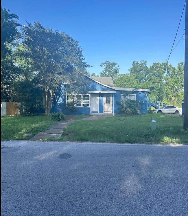 Primary Photo - 310 N Rock Island St